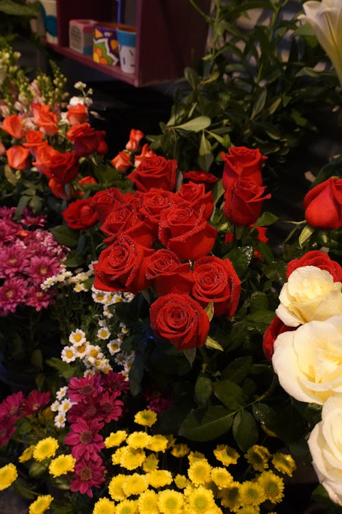 Безкоштовне стокове фото на тему «білі троянди, букет з троянд, весільні квіти»