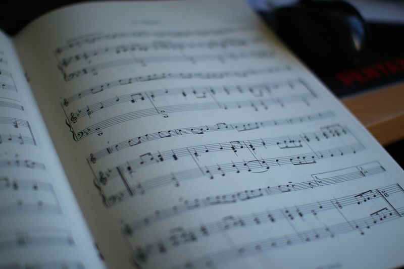 Libro abierto con partituras y notas musicales