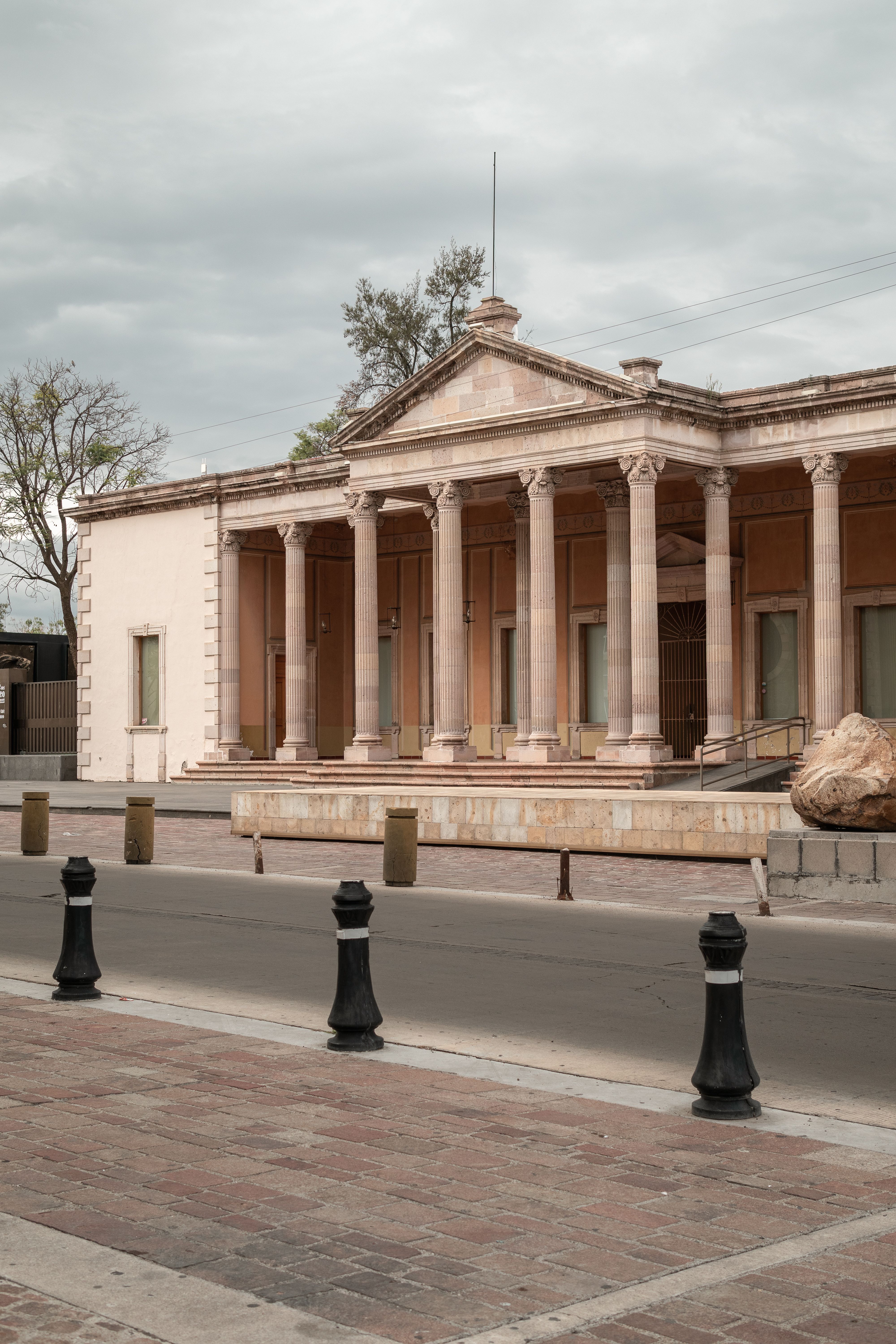 An Antique Museum on the Square · Free Stock Photo