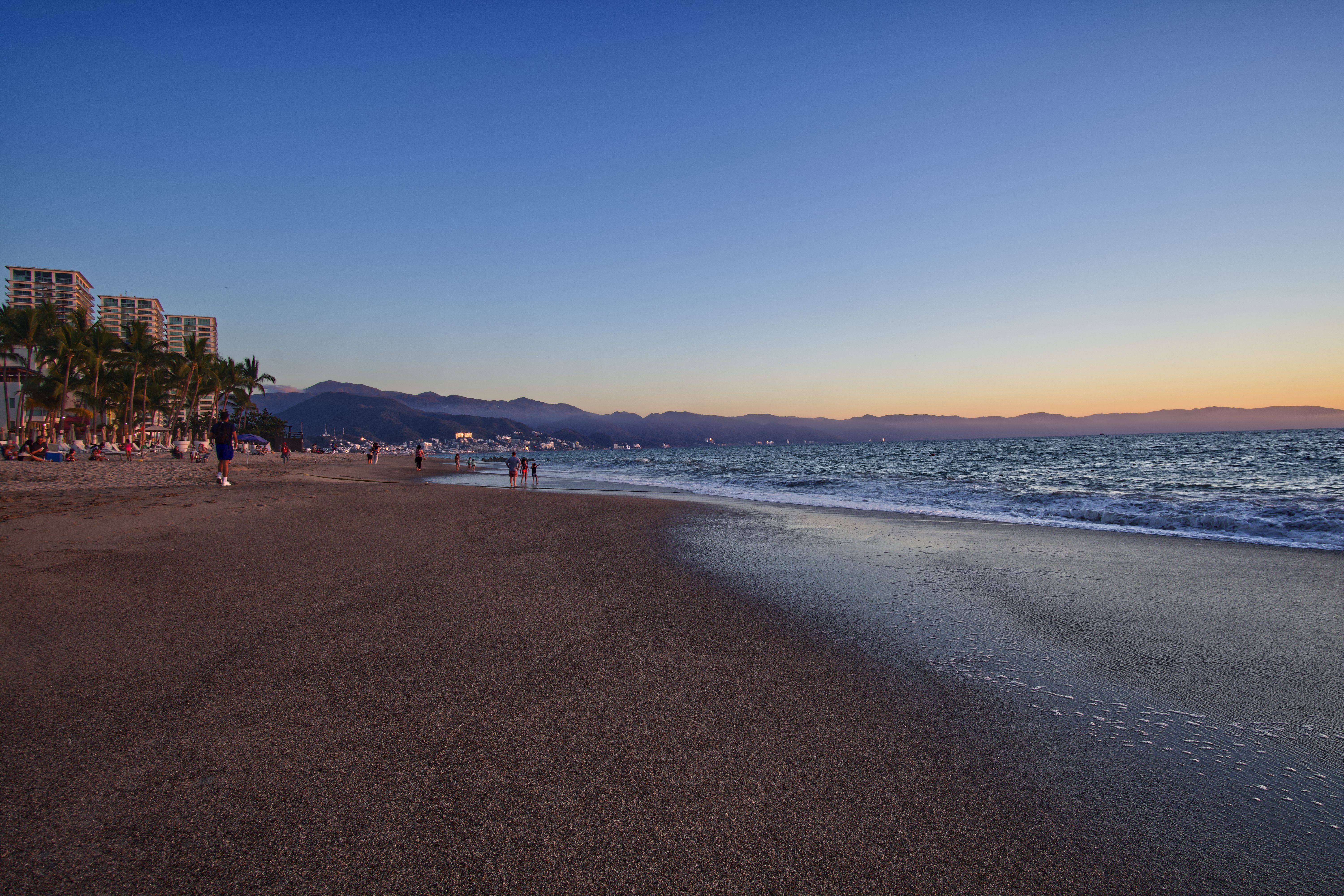 Atardecer cálido sobre la playa y el mar de Puerto Vallarta, Jalisco.