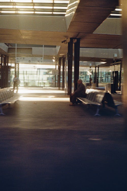 Foto profissional grátis de andando, área de partida do aeroporto, assentos
