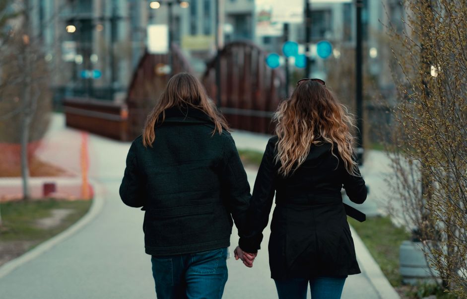 Online dating: starting a conversation on a niche platform