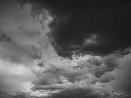Kostenloses Stock Foto zu dunkle wolken, graue wolken, regenwolken