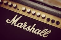 马歇尔放大器的详细视图展示了复古旋钮和品牌