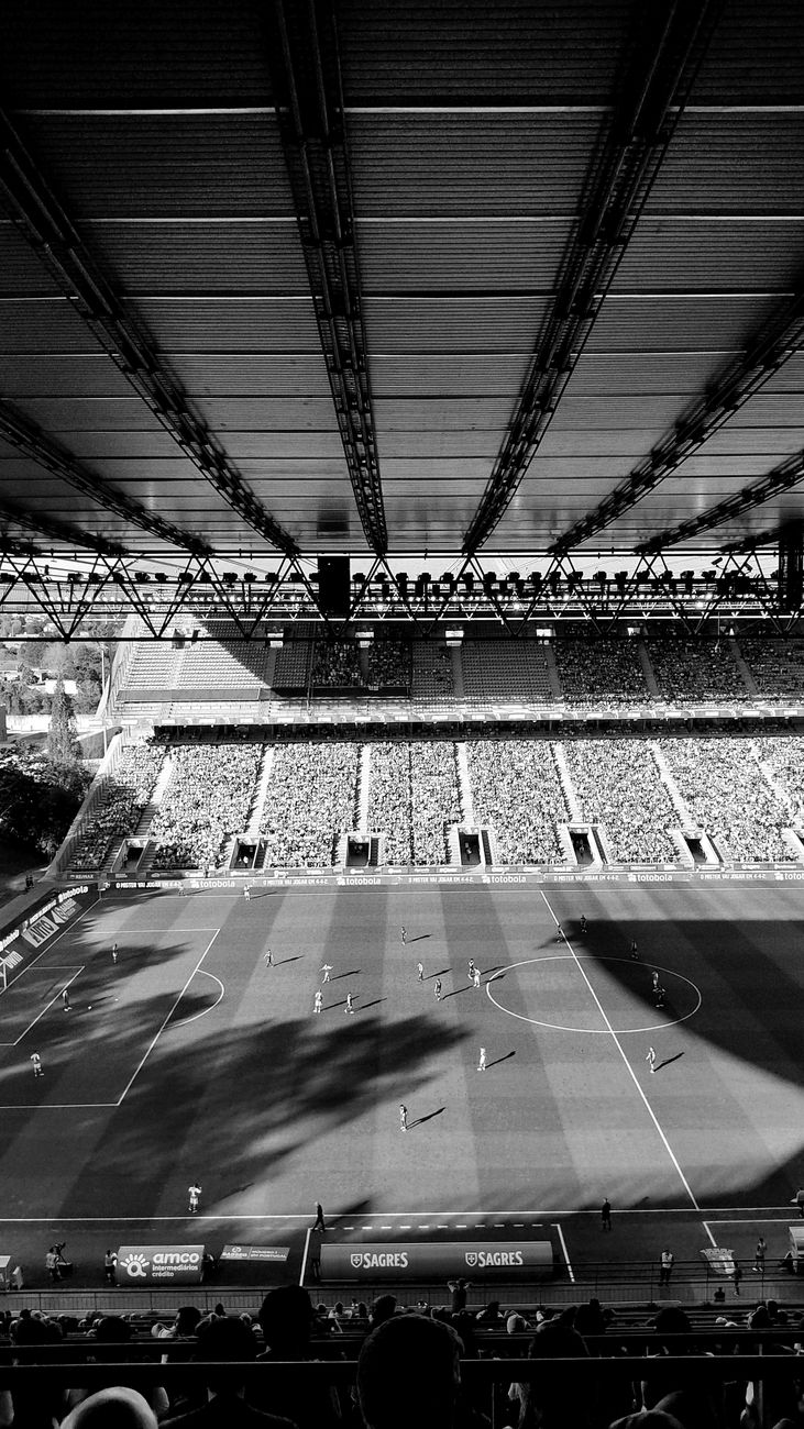 Een opvallend zwart-wit luchtbeeld van een voetbalwedstrijd in een stadion in Braga, Portugal.