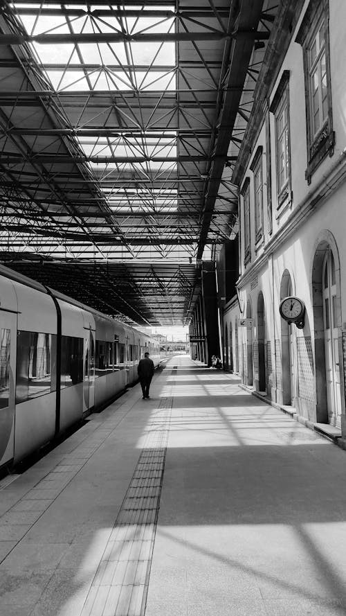 Foto d'estoc gratuïta de andana de l estació de tren, blanc i negre, entrenar