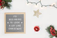 这款带有字母板引用的扁平圣诞装饰品，非常适合节日主题