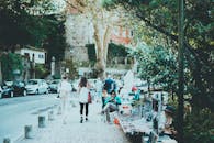 一条繁忙的城市街道上，小贩展示着工艺品，游客们四处探索，展现着当地文化