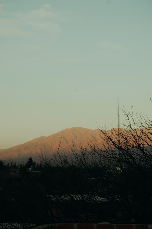 Foto profissional grátis de cenário, céu limpo, colina