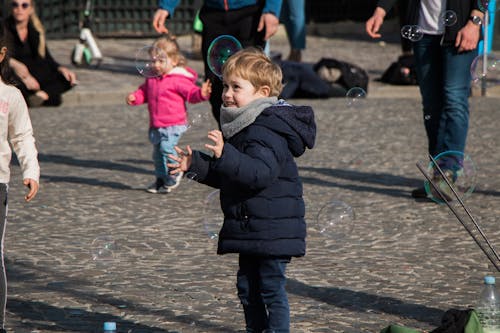 Fotos de stock gratuitas de alegre, burbujas de aire, descendencia