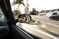 摄影师从汽车侧镜中捕捉到道路旅程的倒影