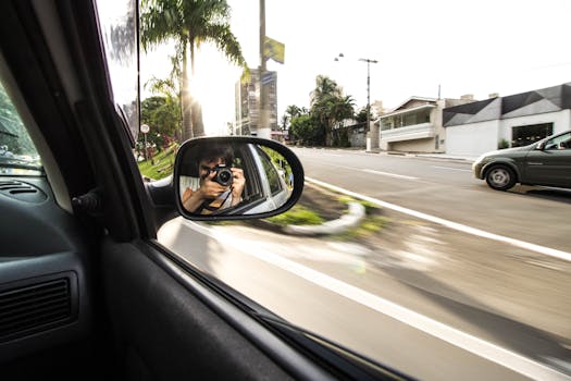 摄影师从汽车侧镜中捕捉到道路旅程的倒影
