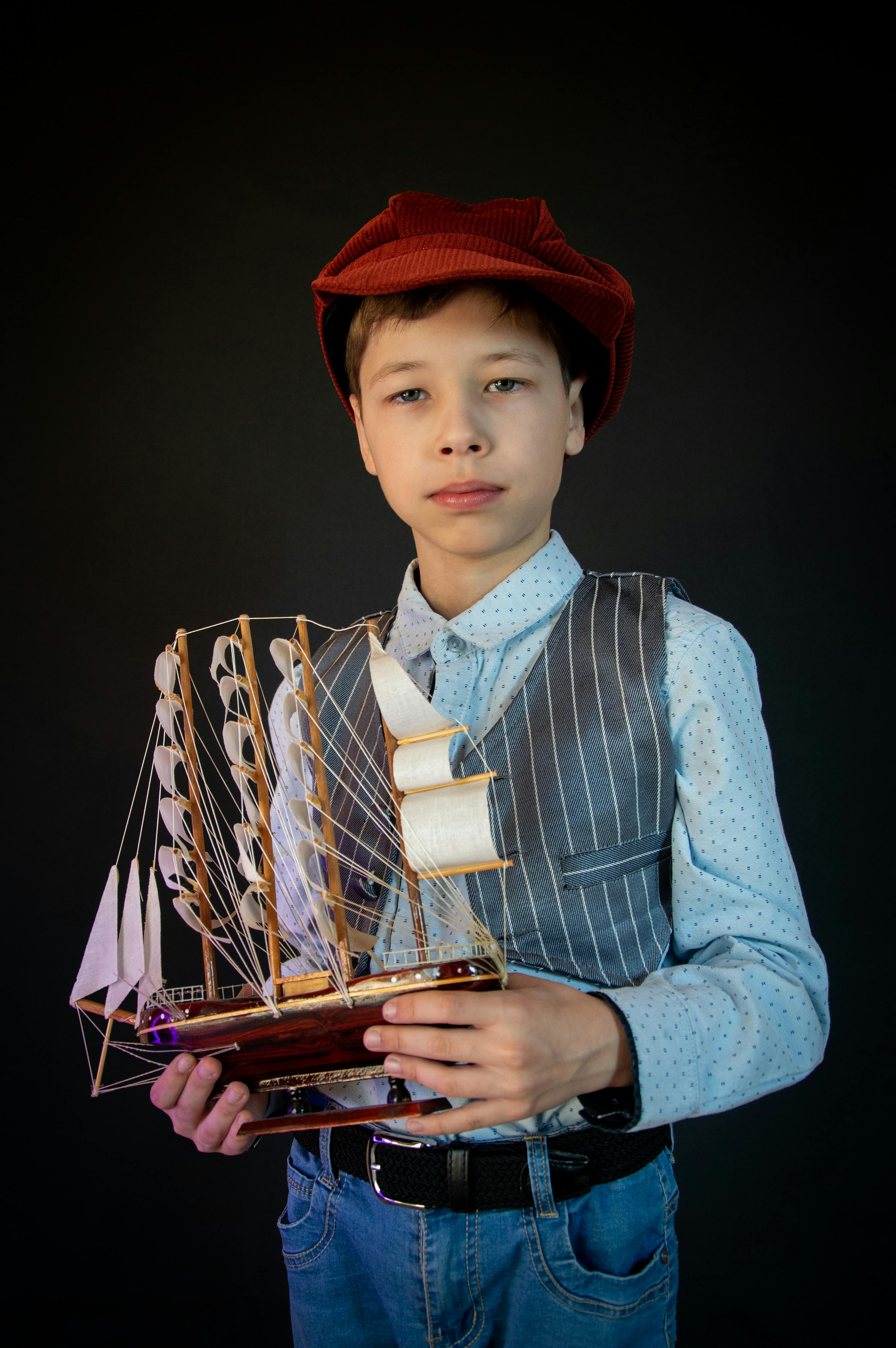 Zadarmo Fotobanka s bezplatnými fotkami na tému blúzka, červený klobúk, chlapec Fotka z fotobanky