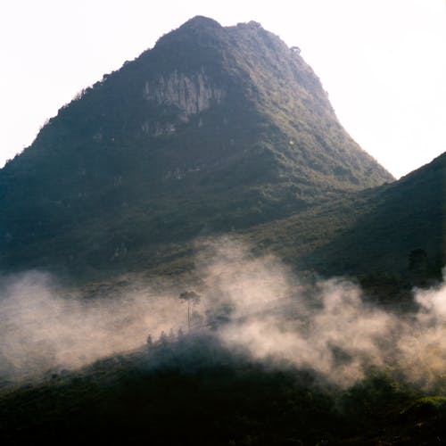 Immagine gratuita di arido, montagne, nebbia