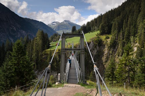 山の近くの灰色の橋