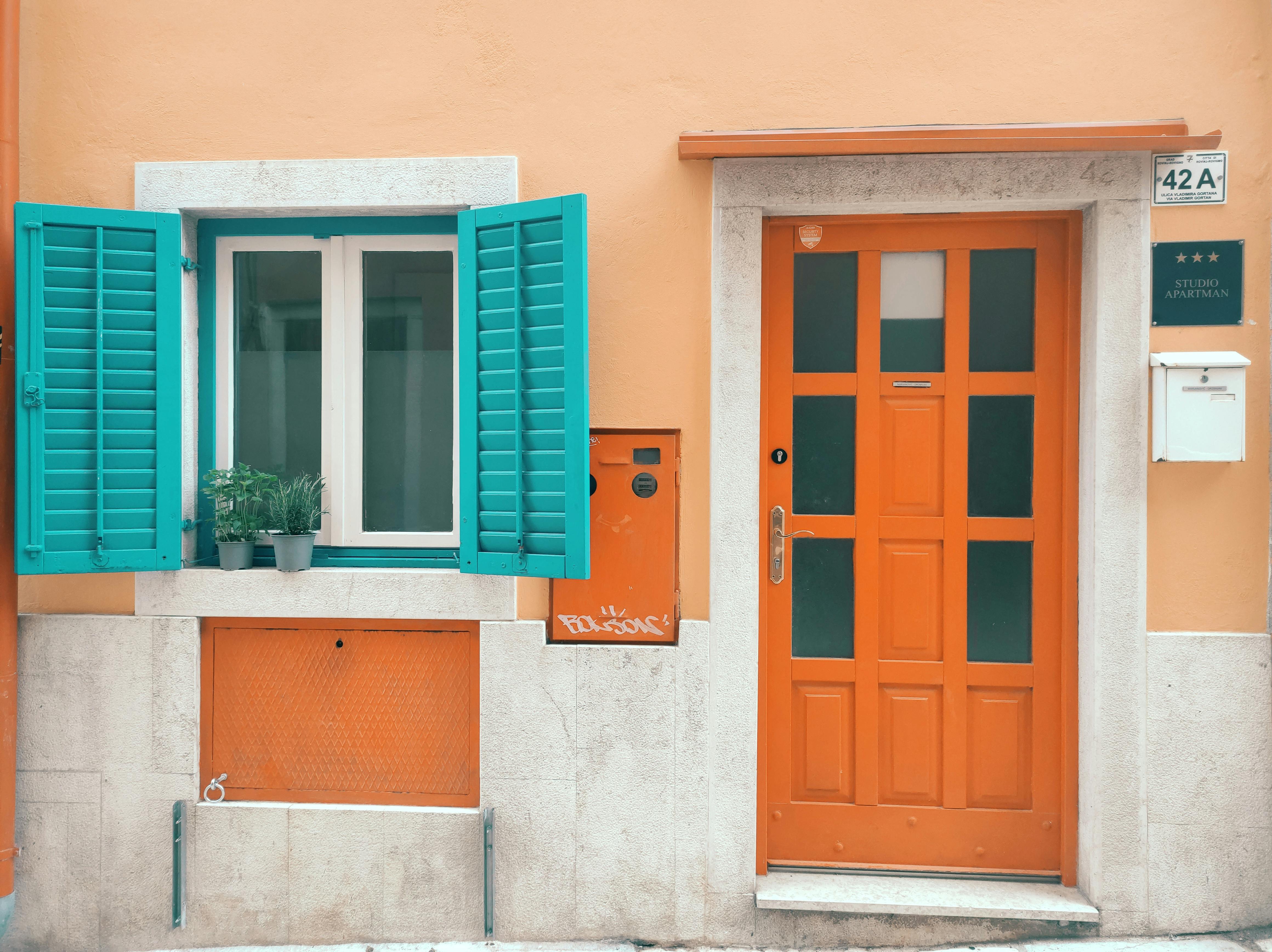 White and Brown Concrete House · Free Stock Photo