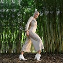 竹林中的优雅女子，将时尚与自然融为一体