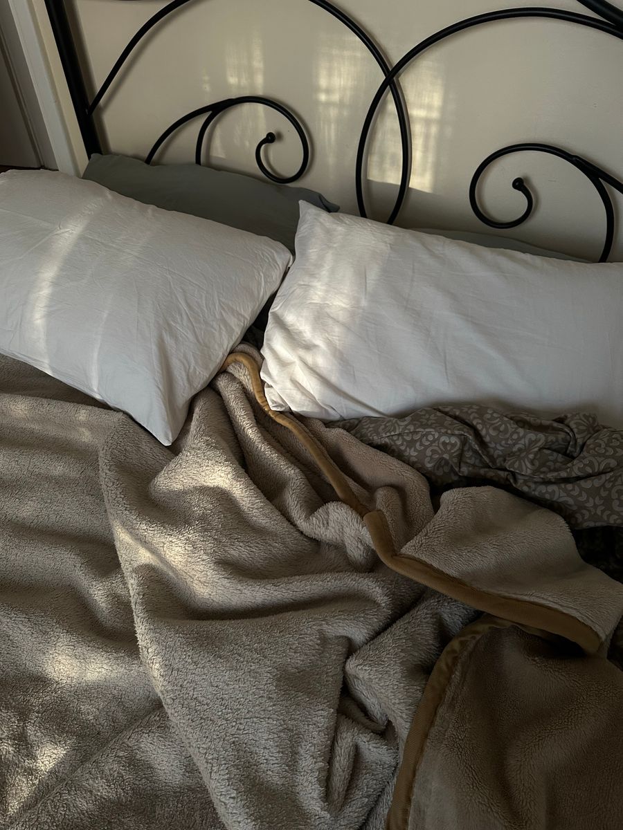 Blanket Cleaning Munsiyah – soft blankets and pillows on a bed