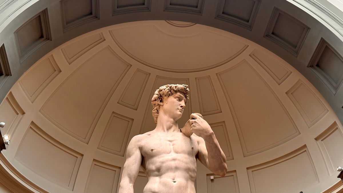 Statuia lui David a lui Michelangelo, sub cupola Galeriei Accademia din Florența
