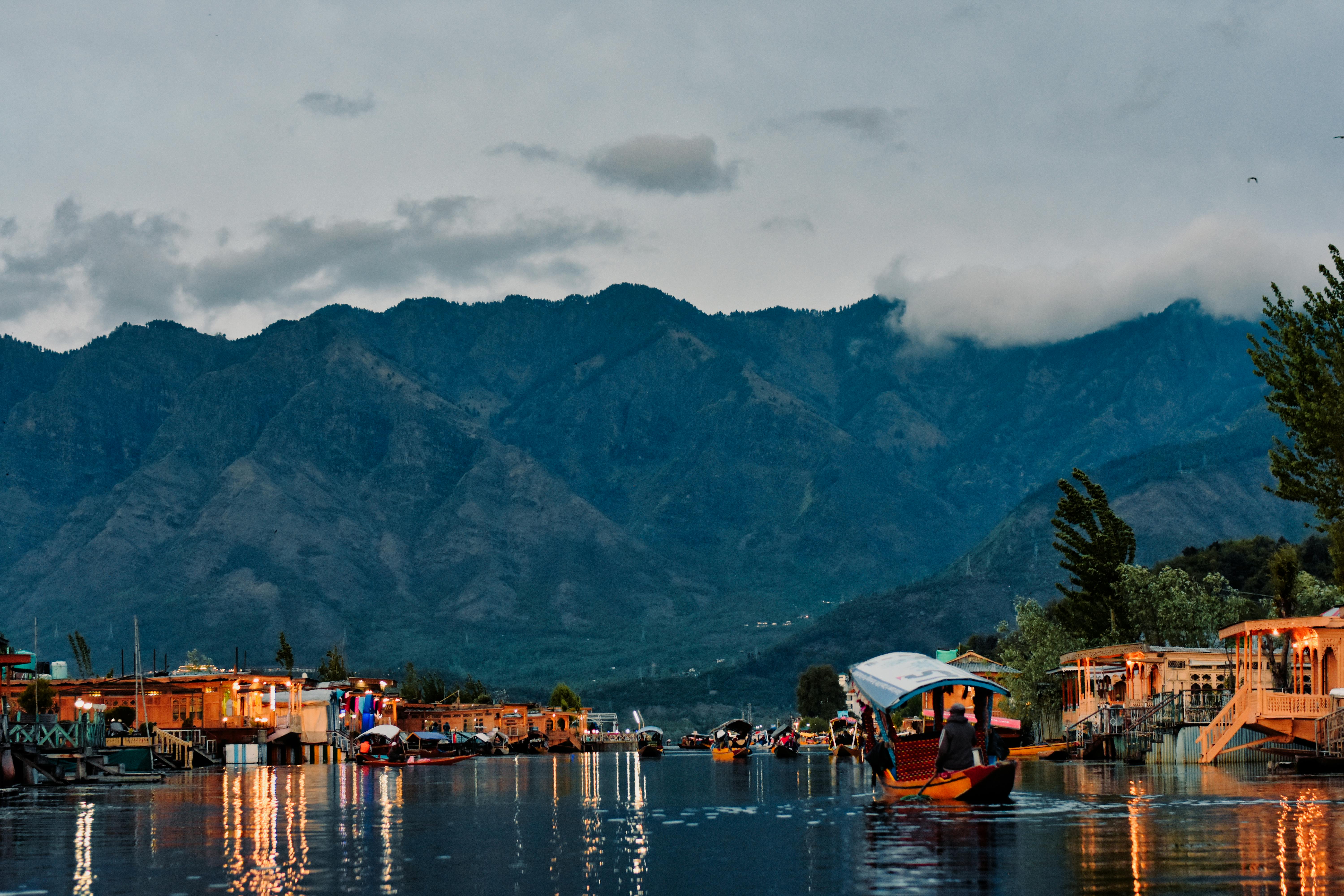 View dal lake in srinagar hi-res stock photography and images - Alamy