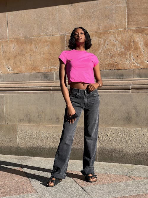 Foto stok gratis baju merah muda, dinding, diterangi matahari