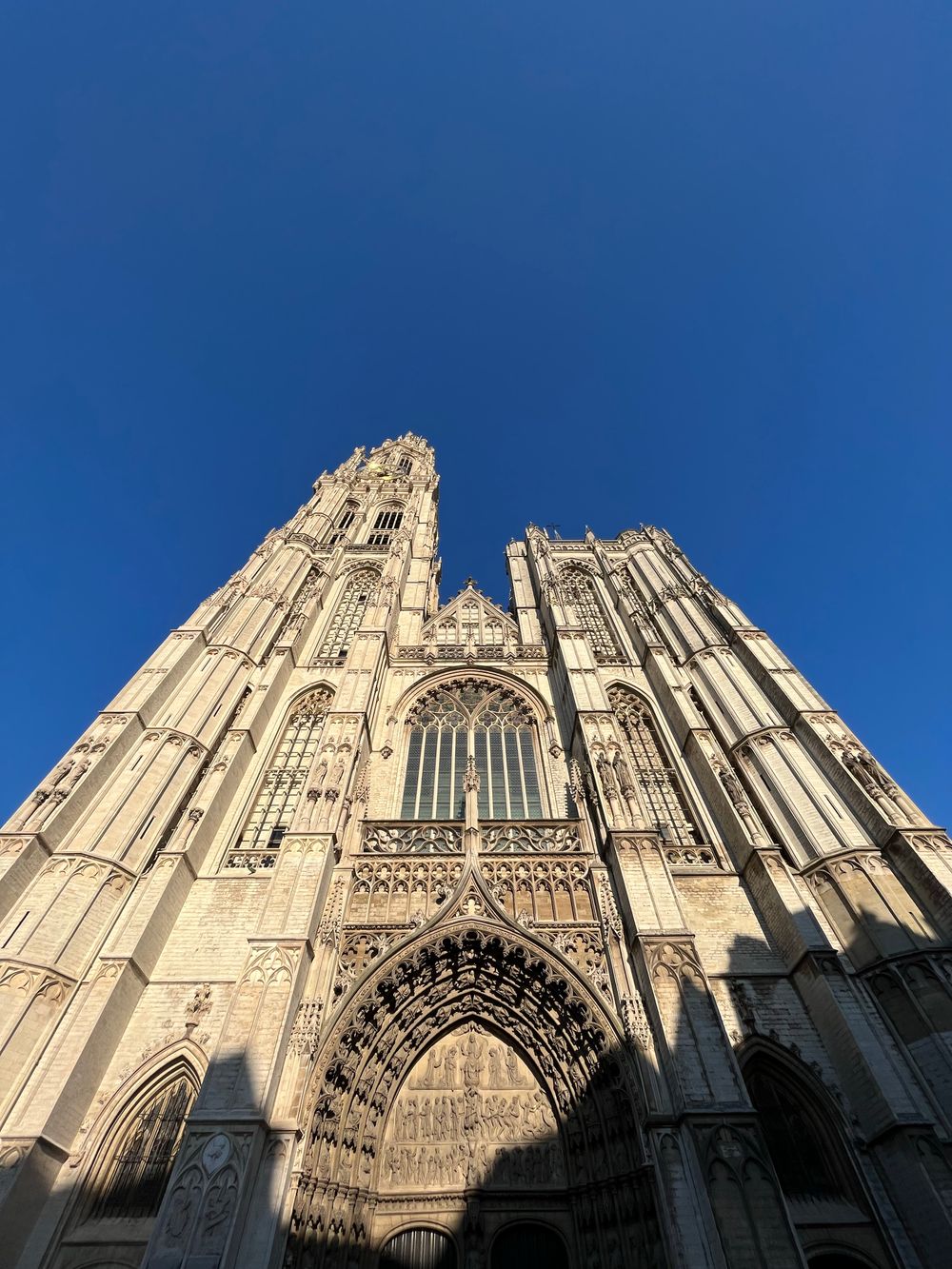 Fațada gotică a Catedralei Maicii Domnului din Anvers, văzută de jos