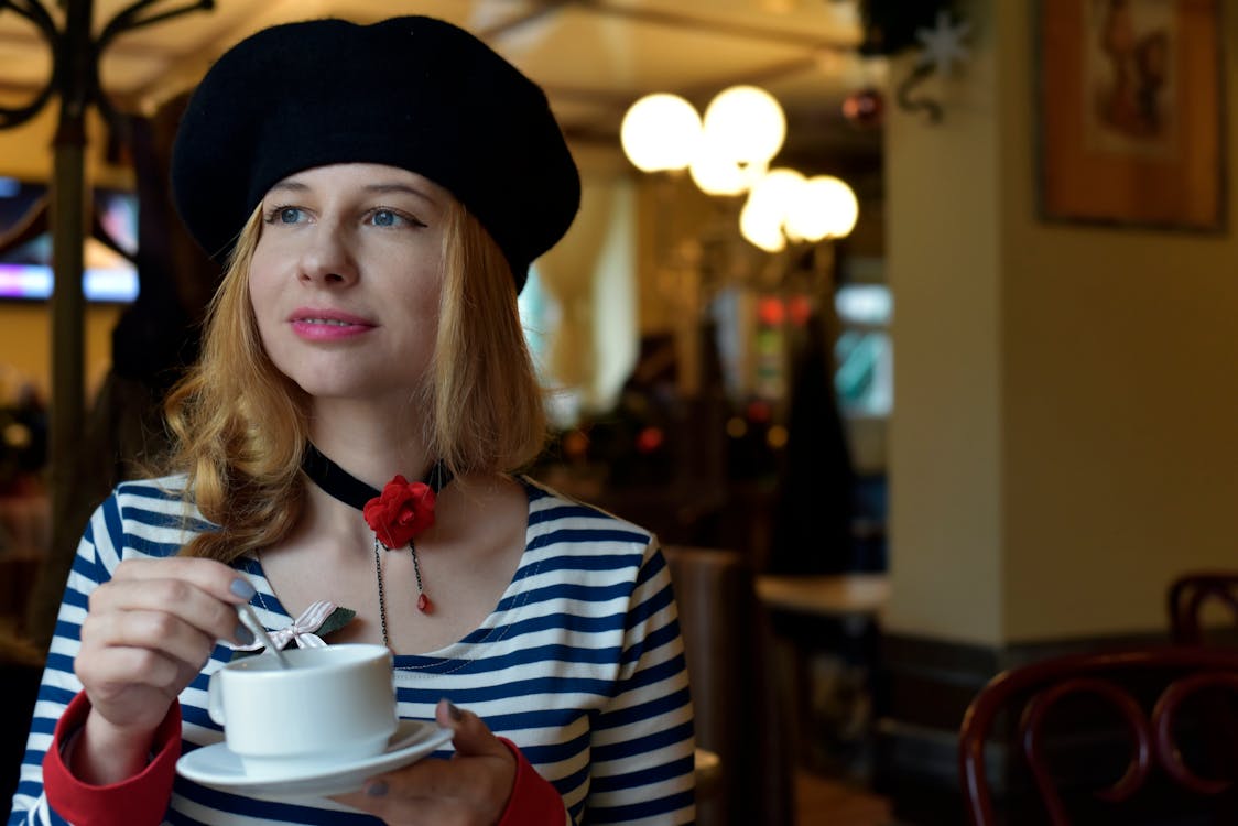 Femme Tenant Une Tasse De Thé Et Une Soucoupe