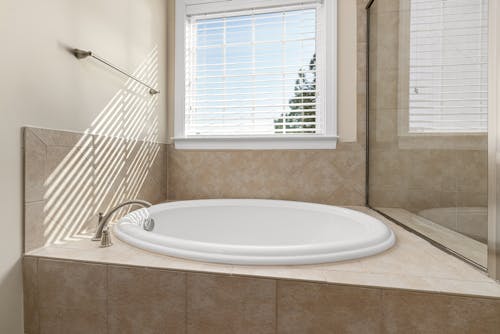 Foto stok gratis bak mandi, cermin, desain interior