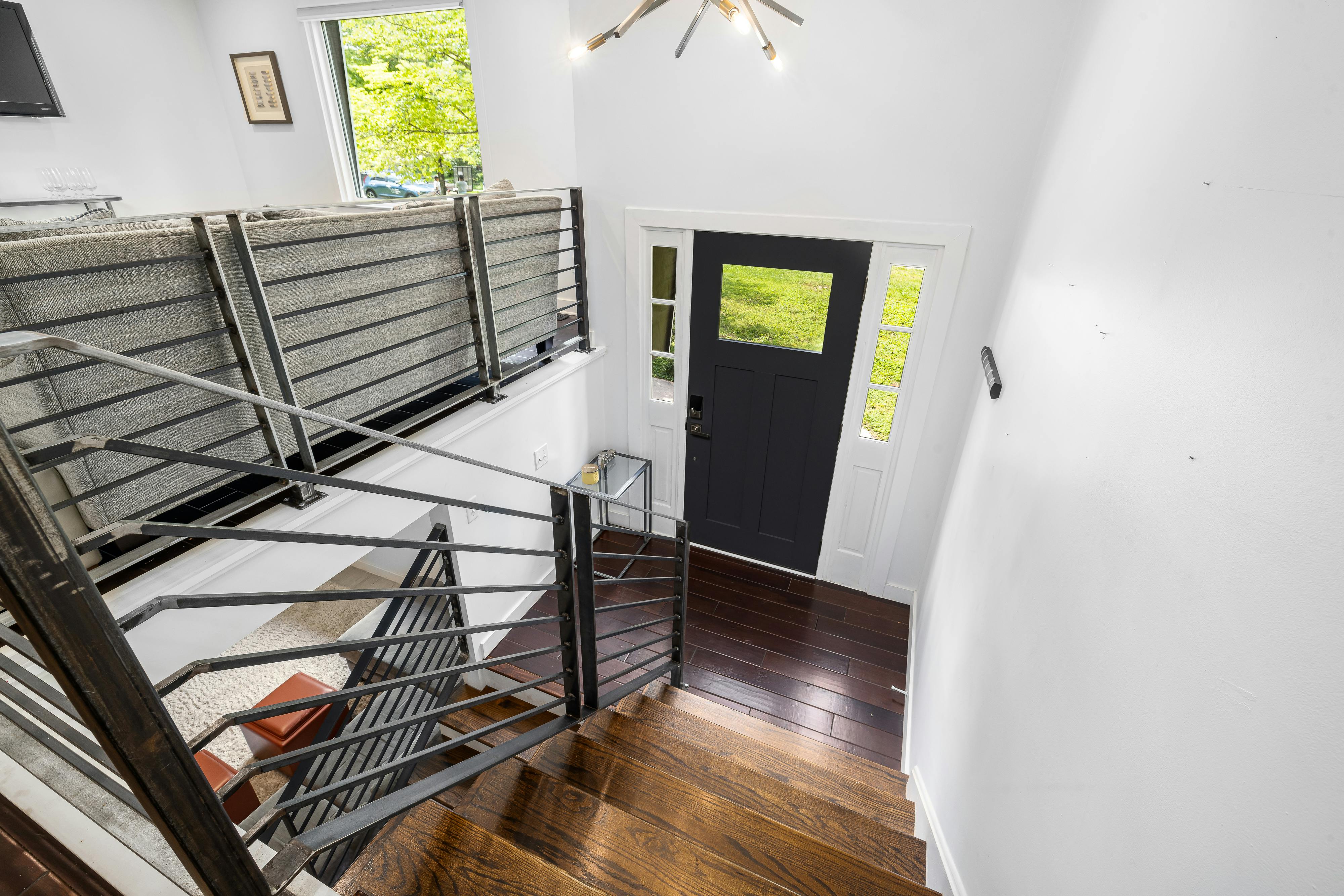 Kompaktowe schody na antresolę z oświetleniem LED w stopniach