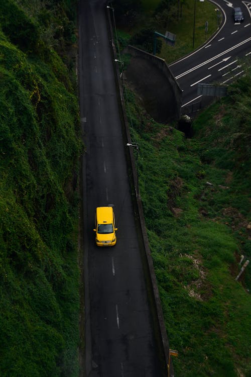 Gratis lagerfoto af bjergside, droneoptagelse, gul varevogn