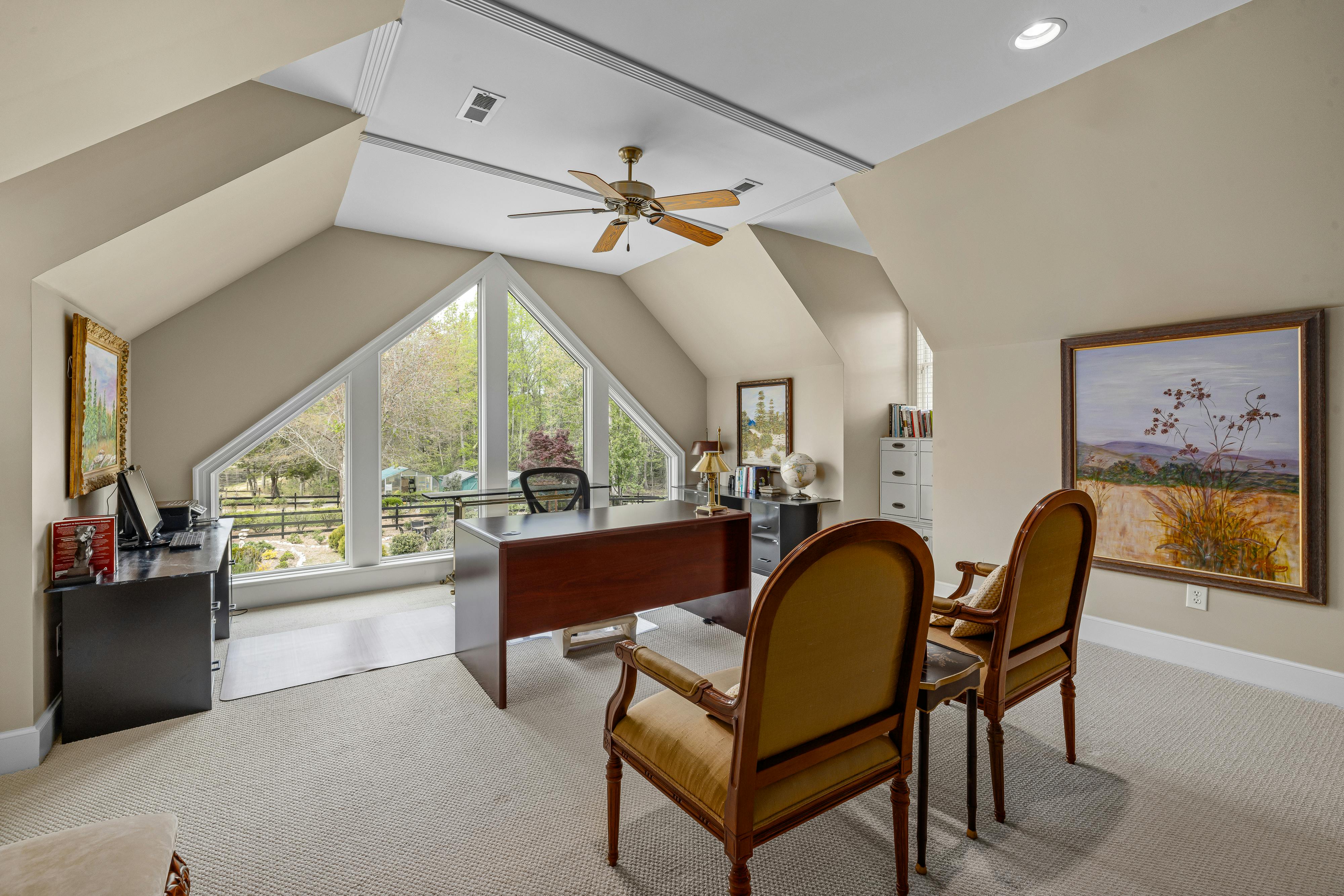 Wandventilator im Home Office, seitlich montiert für angenehme Luftbewegung am Schreibtisch