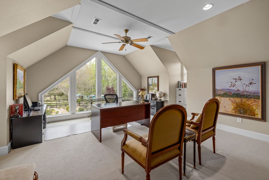 Wandventilator im Home Office, seitlich montiert für angenehme Luftbewegung am Schreibtisch