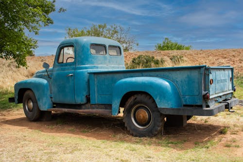Foto profissional grátis de caminhão, caminhão antigo, caminhão azul