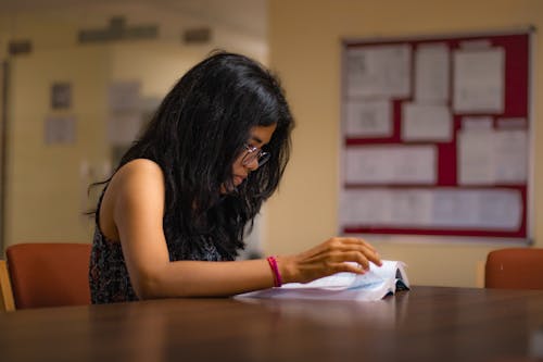 Gratis stockfoto met aan het studeren, boek, bureau