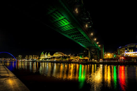 城市夜间图像令人惊叹，明亮的桥梁与河上倒影交相辉映