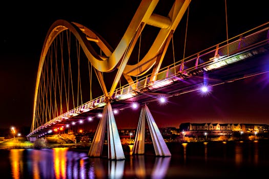 未来派的灯光桥梁倒映在平静的河流上，构成美丽的夜间景观