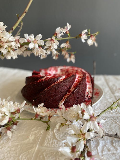 Free Close-up of a Cake and Flowers  Stock Photo