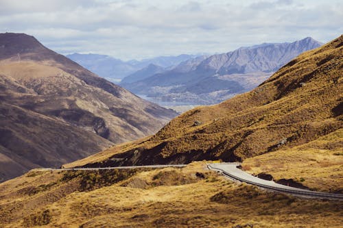 Foto profissional grátis de cadeia de montanhas, cênico, estrada