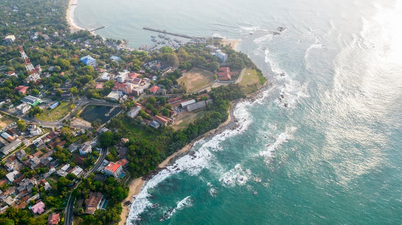 Vue aérienne de la côte de Tangalle avec la verdure et les vagues