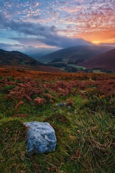 爱尔兰宁静的景观与山脉，以及天空中充满活力的日出色调