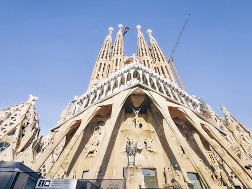 Kostenloses Stock Foto zu aufnahme von unten, barcelona, blauer himmel