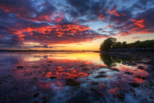 湖面平静，日落令人惊叹，云层与倒影格外引人注目