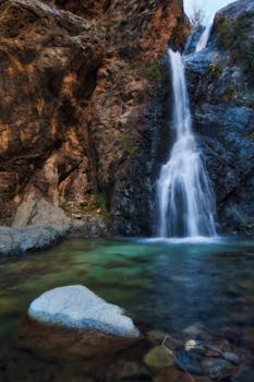 清澈的水流从岩石地形上流过，形成美丽的瀑布