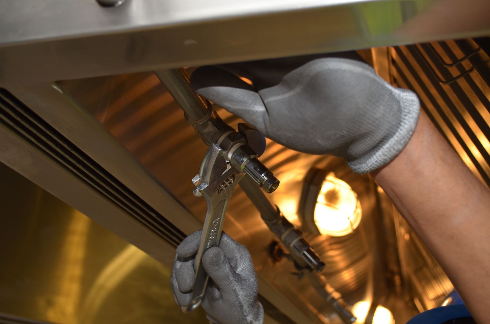 Technicien débouchant une canalisation avec un outil professionnel