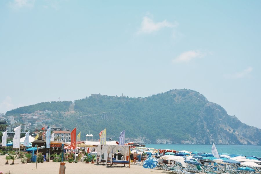Zonnig strand met ligbedden en parasols aan de Turkse Rivièra