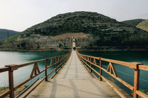 Fotobanka s bezplatnými fotkami na tému drevený, kopce, lávka