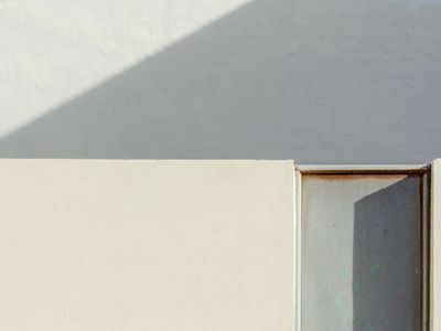 Strong shadows on geometric architecture