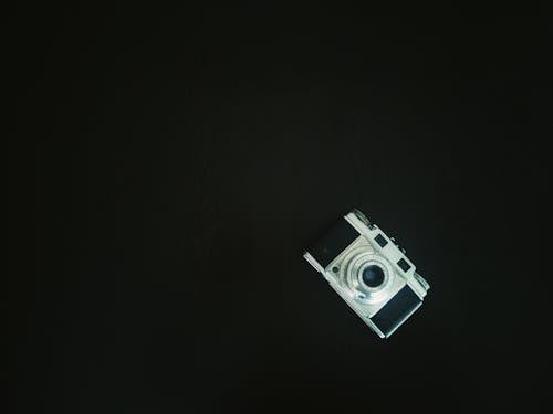 Darmowe zdjęcie z galerii z aparat, czarne tło, fotografia