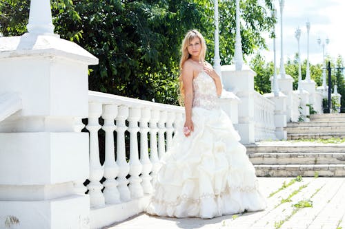 Mujer De Pie Con Vestido De Novia Blanco