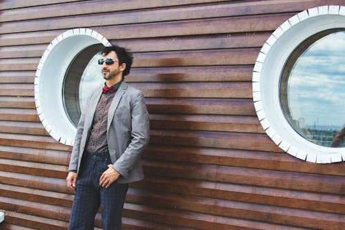 Foto Del Hombre De Pie Junto A La Pared De Madera